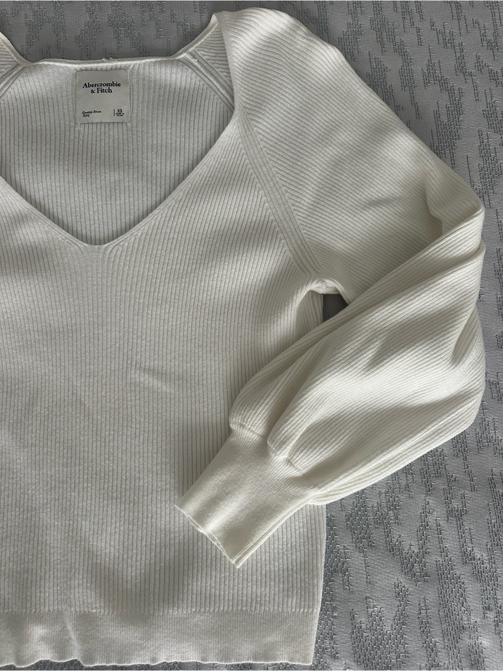 Abercrombie & Fitch Women's White Ribbed V-Neck Sweater